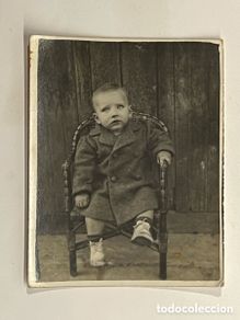 Fotografia antiga: MINUTEROS de Postguerra. Niños, aquellos abrigos que se heredaban del hermano mayor (h.1945?)